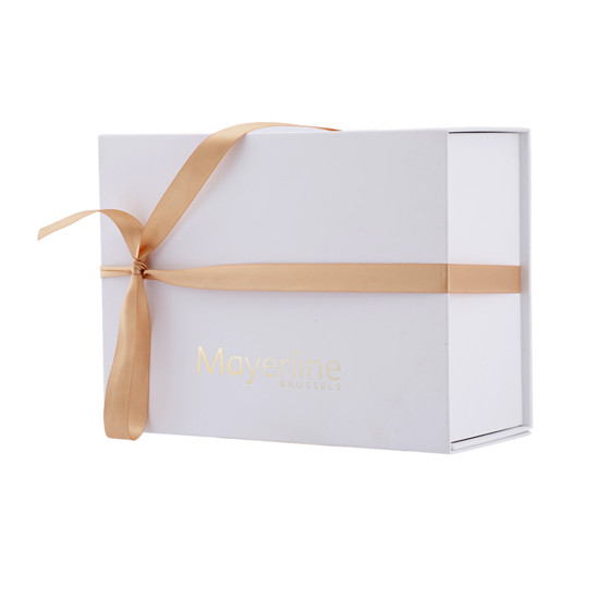 簡(jiǎn)約時(shí)尚精美服飾禮盒