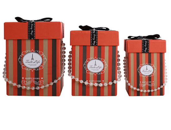 紅色精致華貴的巧克力包裝盒